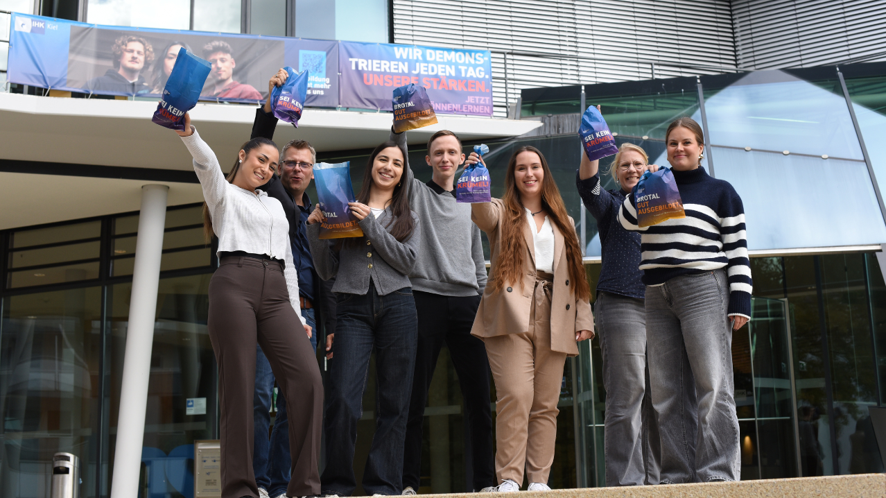 Gruppenbild von jungen Mitarbeitenden