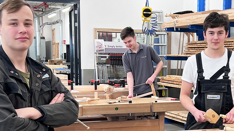 Drei junge Männer bei der Arbeit in Werkstatt