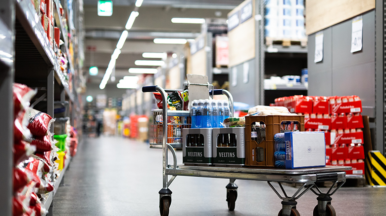 Bepackter Einkaufswagen in Einkaufshalle