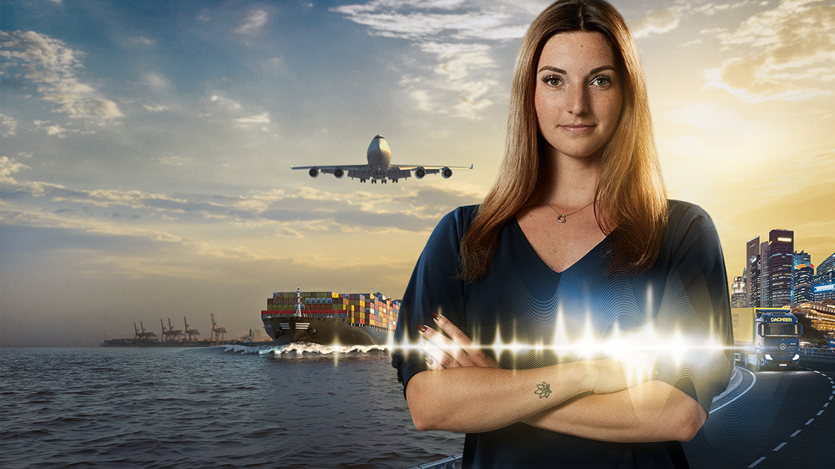 Junger Mensch vor einem Hintergrund mit Containerschiff, Flugzeug und LKW, Bildaufschrift: Move the world. Move your future.