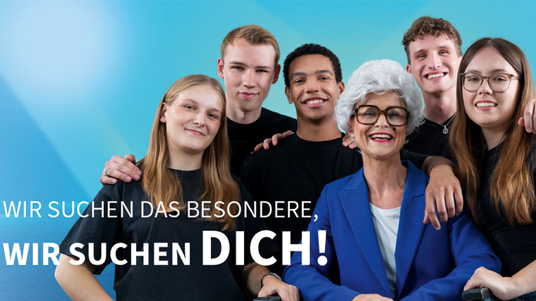 Junge Menschen mit älterer Dame