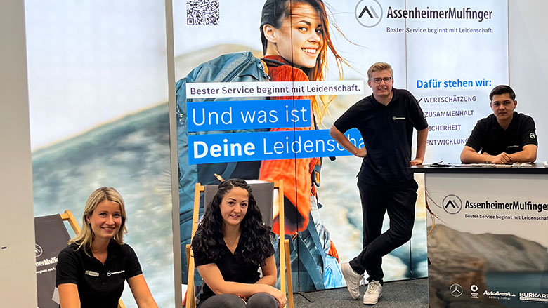 Personen an einem Messestand von Assenheimer+Mulfinger GmbH & Co KG. 