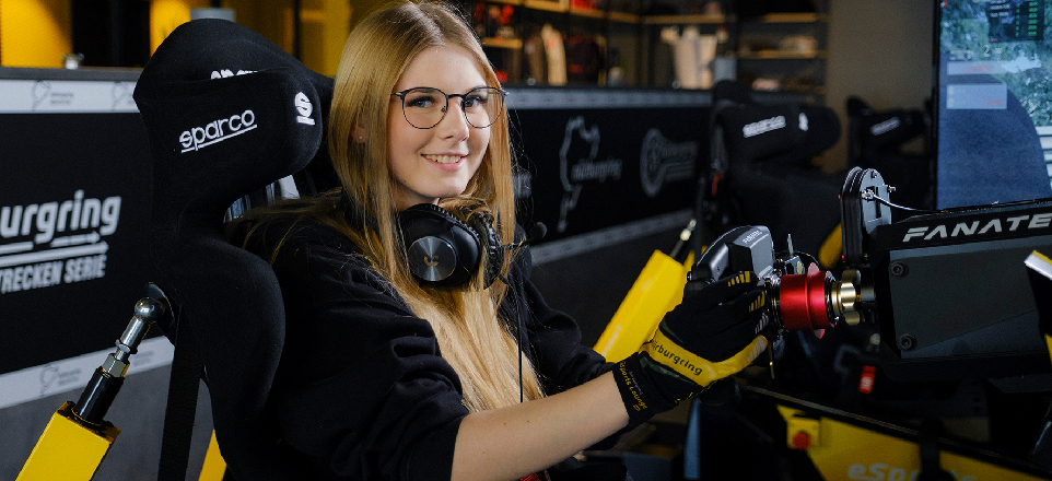 Mädchen sitzt in einem Fahrsimulator