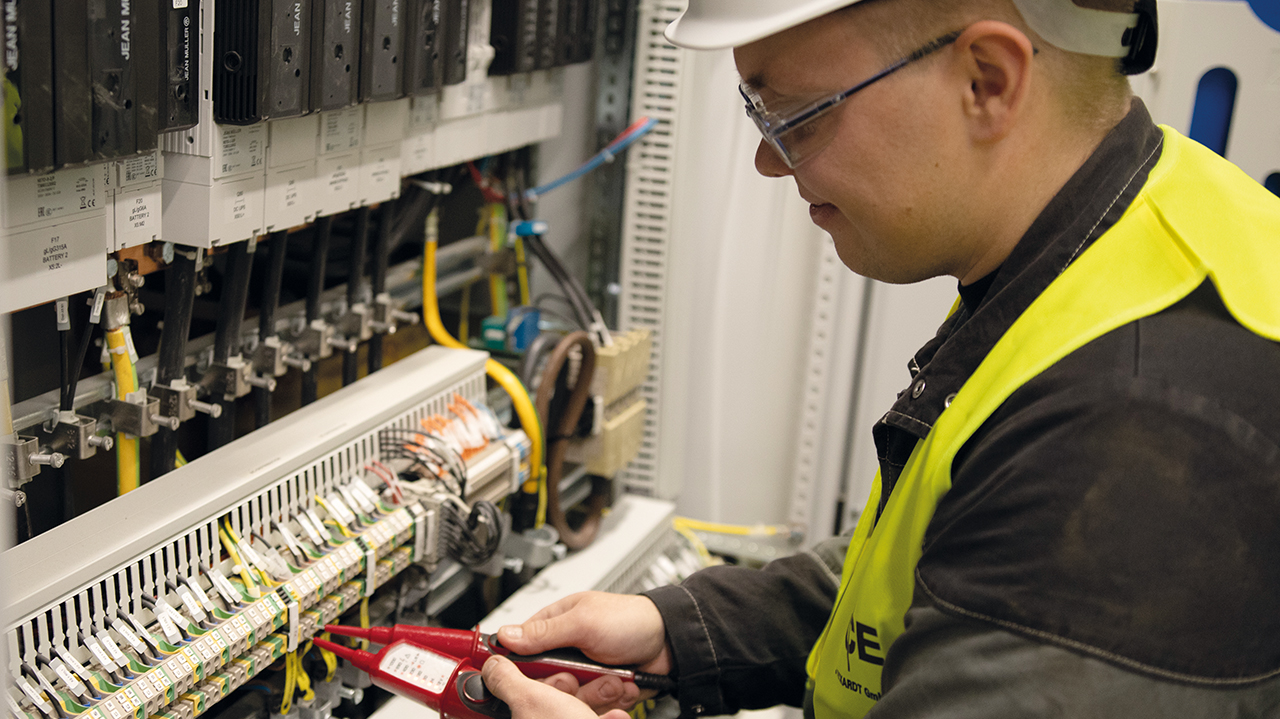 Mitarbeitender arbeitet an Schaltkreisen