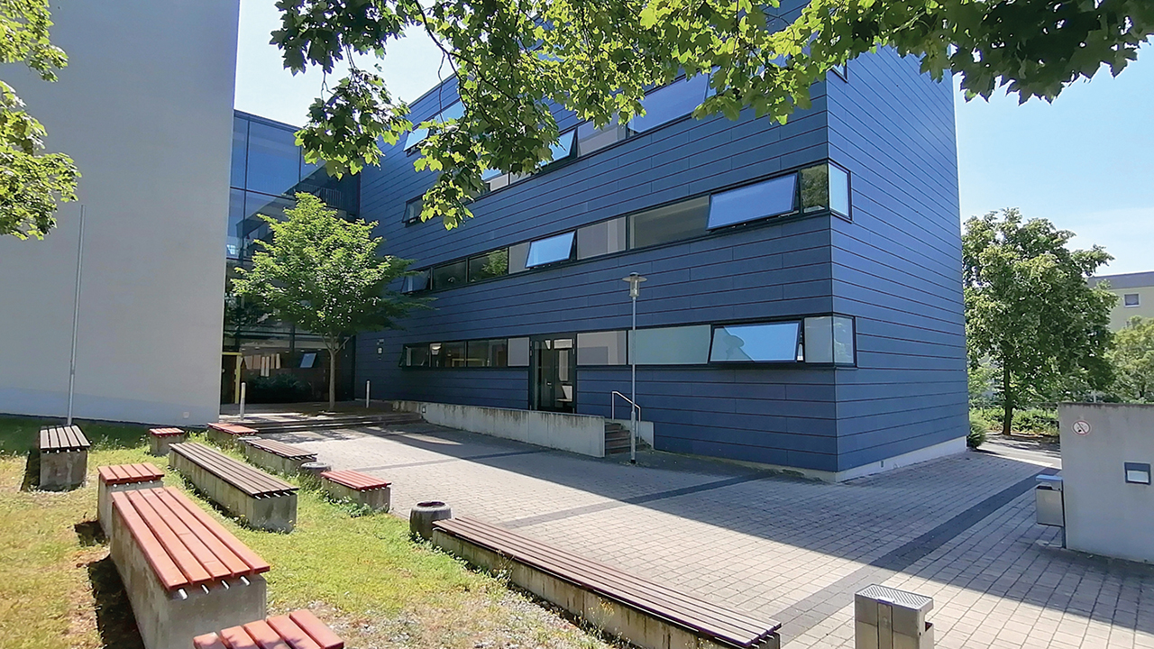 Das Bild zeigt eine Gebäudeaufnahme des SBBS Staatliche Berufsbildende Schule 
für Gesundheit und Soziales.