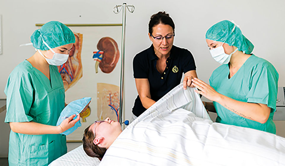 Ausbildung erklärt die Arbeit am Patienten