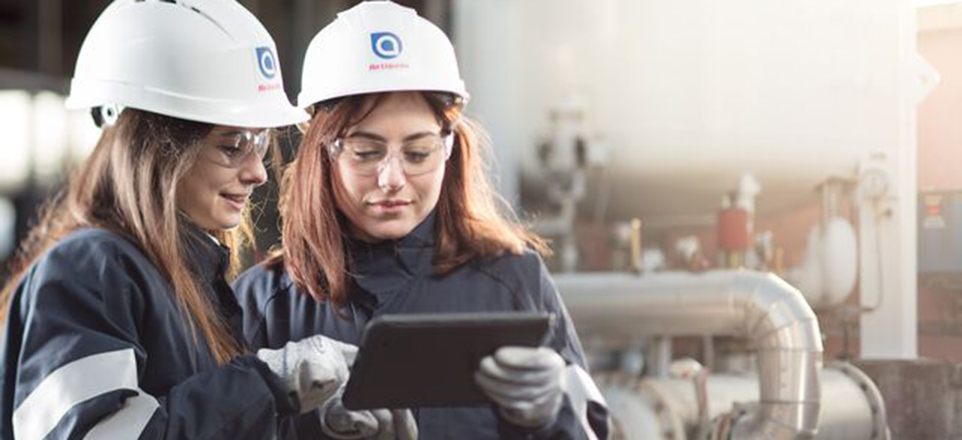 Zwei Mädchen in Arbeitskleidung und Schutzhelm
