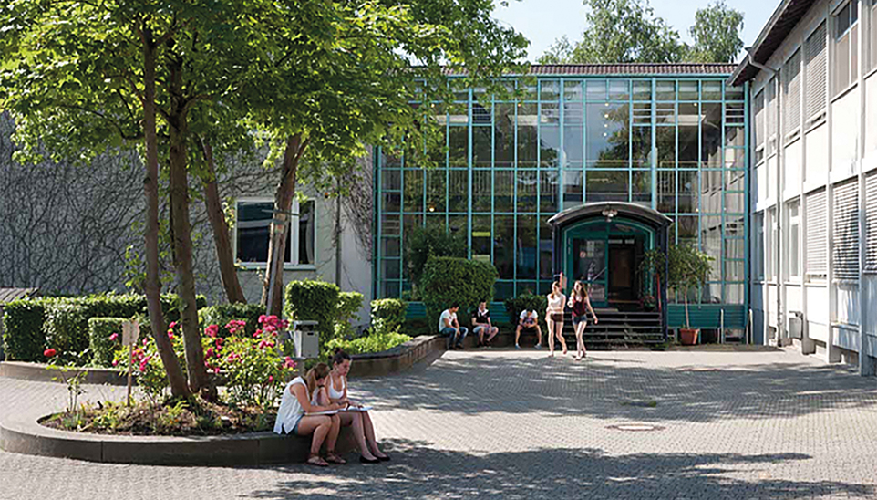 Eingangsbereich der Albert-Schweitzer-Schule Sinsheim. 