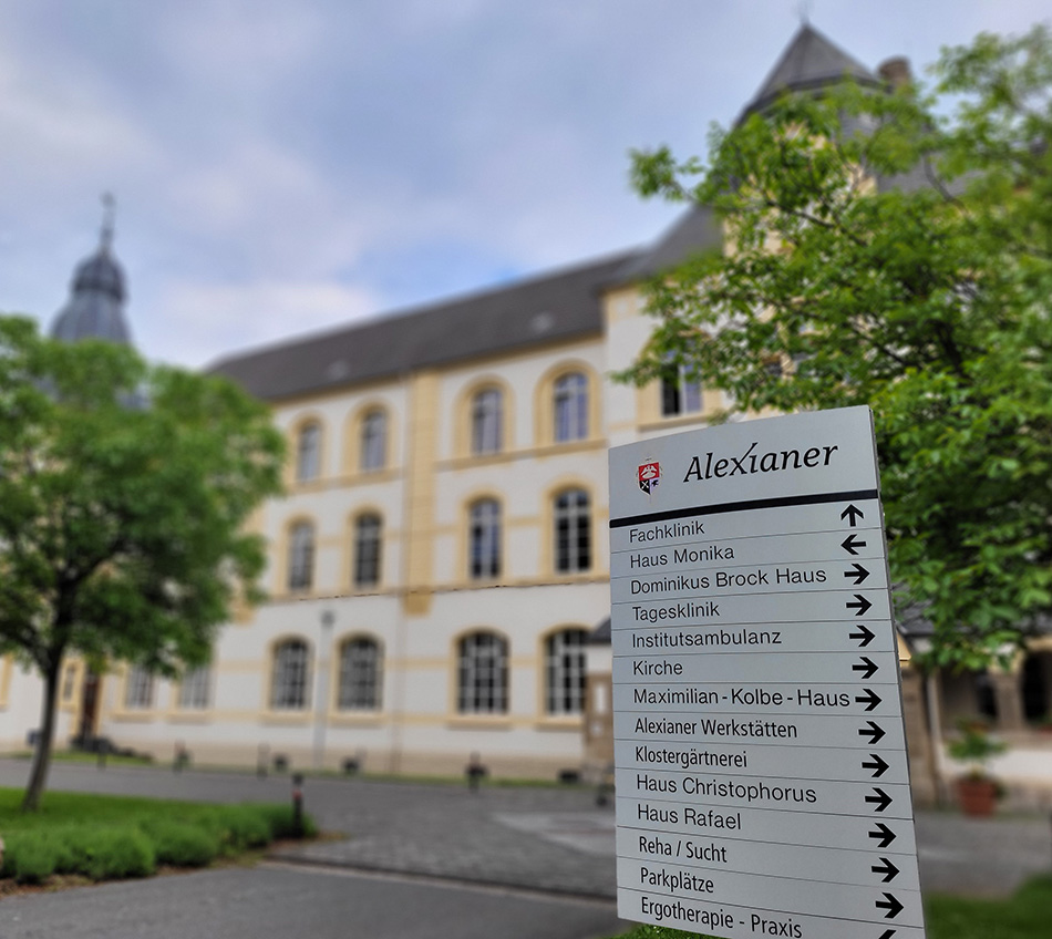 Gebäudeansicht und Alexianer Wegweiser