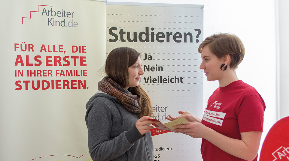 Zwei Personen in einer Beratungssituation am Messestand