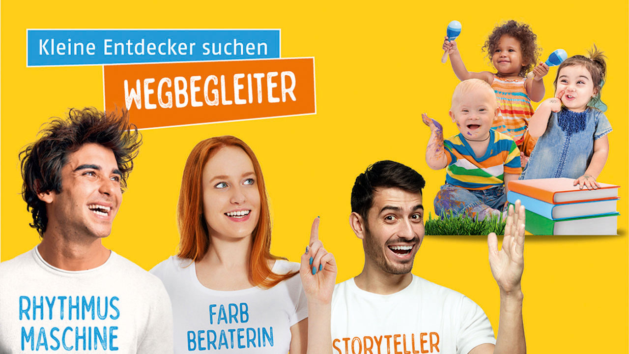 Drei lächelnde Personen in weißen T-Shirts mit der Aufschrift Rhythmusmaschine, Farbberaterin, Storyteller, im Hintergund drei Kleinkinder, Bildaufschrift: Kleine Entdecker suchen Wegbegleiter