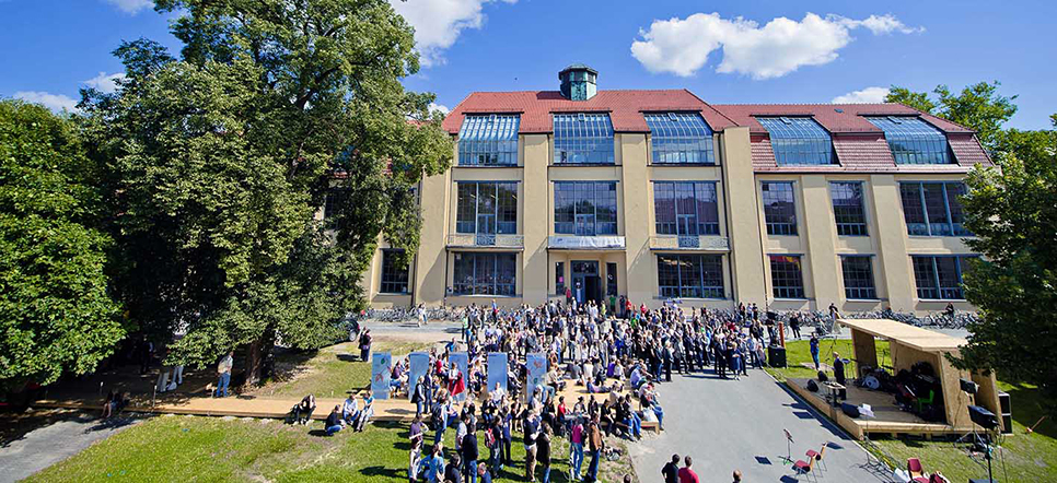 Studierende vor dem Gebäude der Bauhaus-Universität Weimar