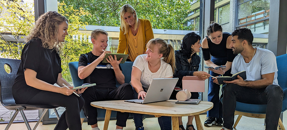 Junge Menschen mit Laptops