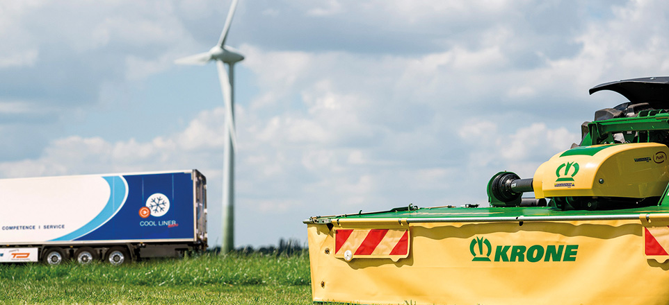 Windmühle, LKW, gelbe Plane mit der Aufschrift KRONE