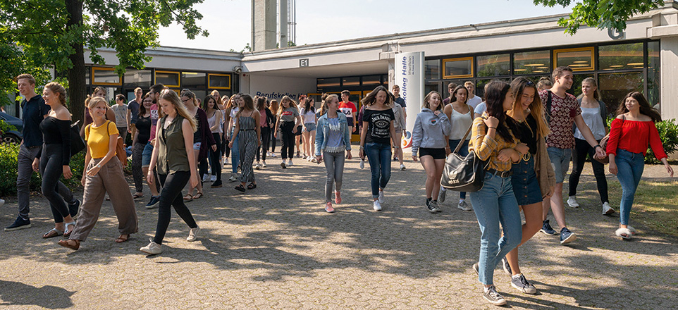 Viele Personen kommen aus dem Berufskolleg Halle (Westf.).