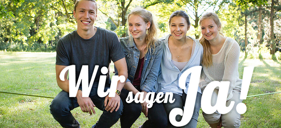 Vier Personen auf einer Slackline mit dem Slogan "Wir sagen Ja!"