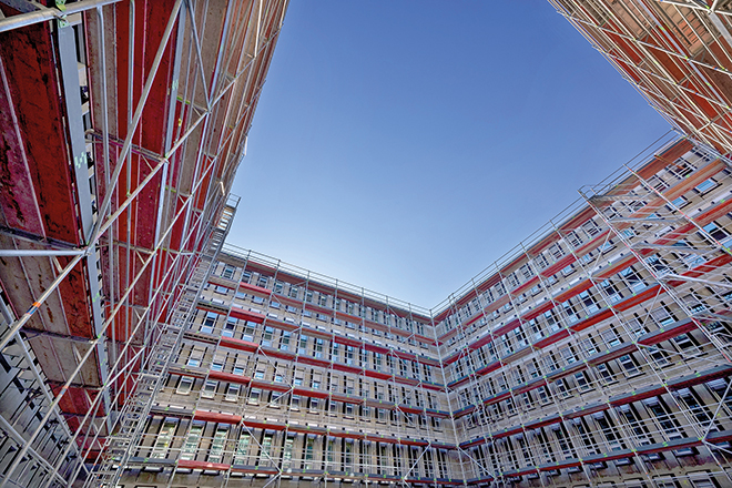 Eingerüstetes Gebäude. 