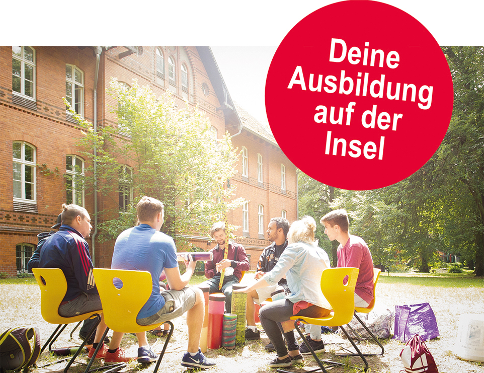 Personengruppe sitzt an einem Tisch zusammen, in einem roten Button steht "Deine Ausbildung auf der Insel"