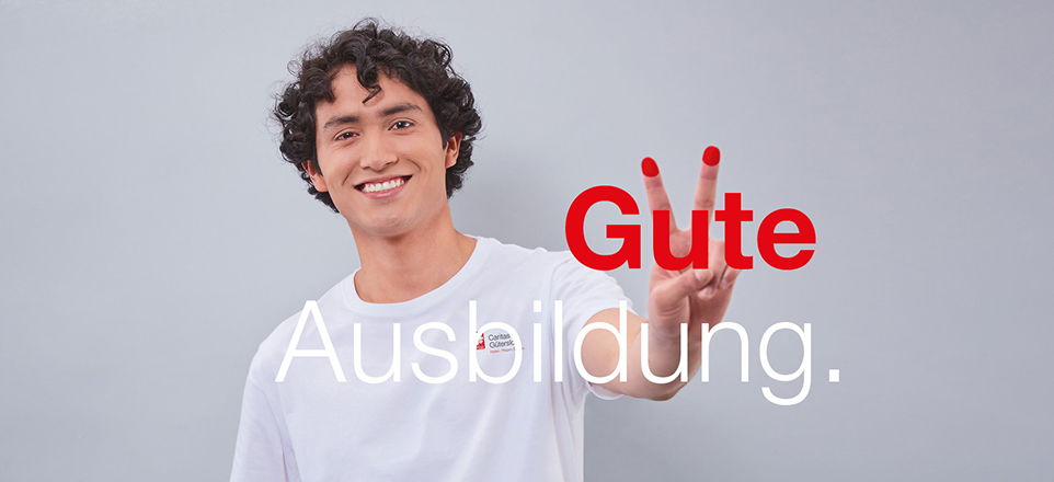 Person lächelt in die Kamera und zeigt das Vicotryzeichen. Dazu der Spruch "Gute Ausbildung.".
