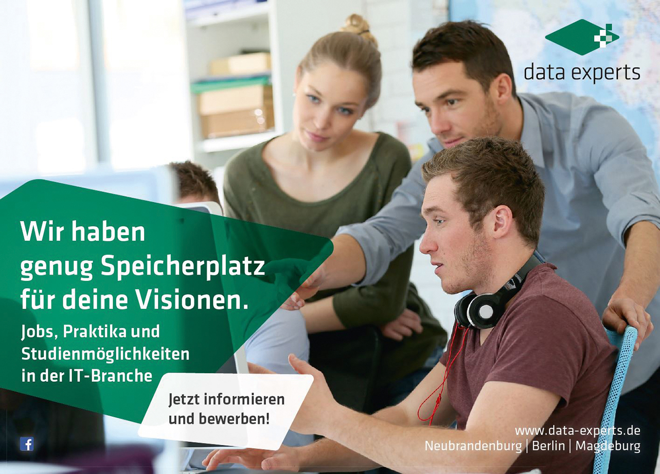 Drei Personen vor einem Monitor.