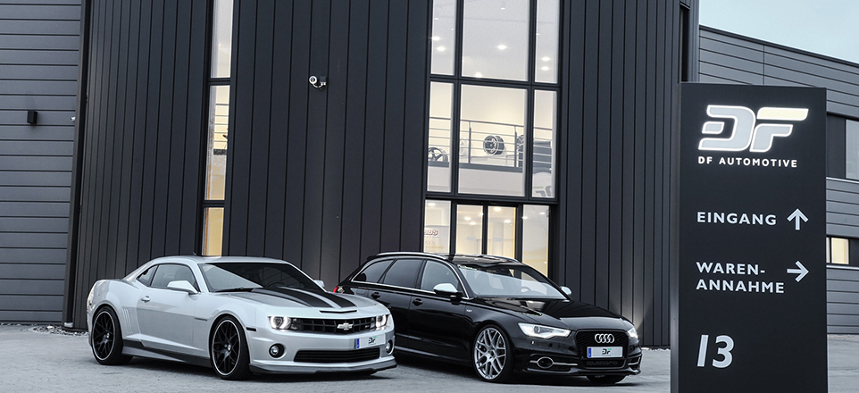 Zwei Autos vor dem Gebäude der  DF Automotive GmbH