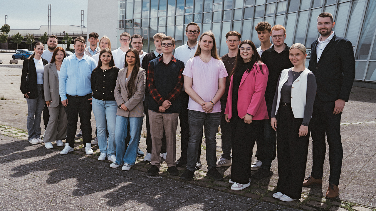 Gruppenfoto von Azubis mit Ausbildenden
