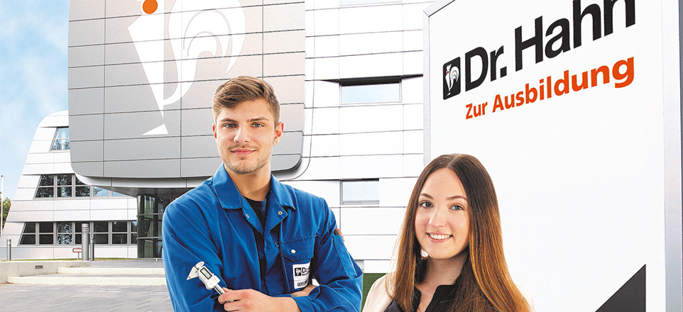 Azubis vor Dr.-Hahn-Gebäude