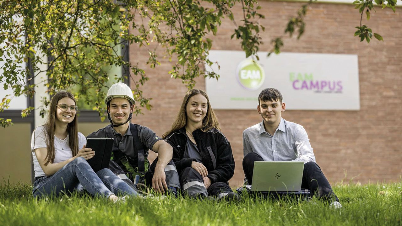Junge Menschen auf EAM-Campus