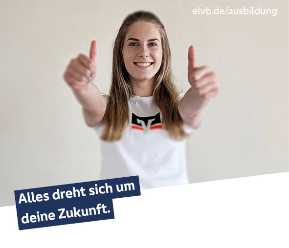Junge lächelnde Person in weißem T-Shirt mit Volksbank-Logo zeigt beide Daumen hoch, Bildaufschrift: Alles dreht sich um deine Zukunft.