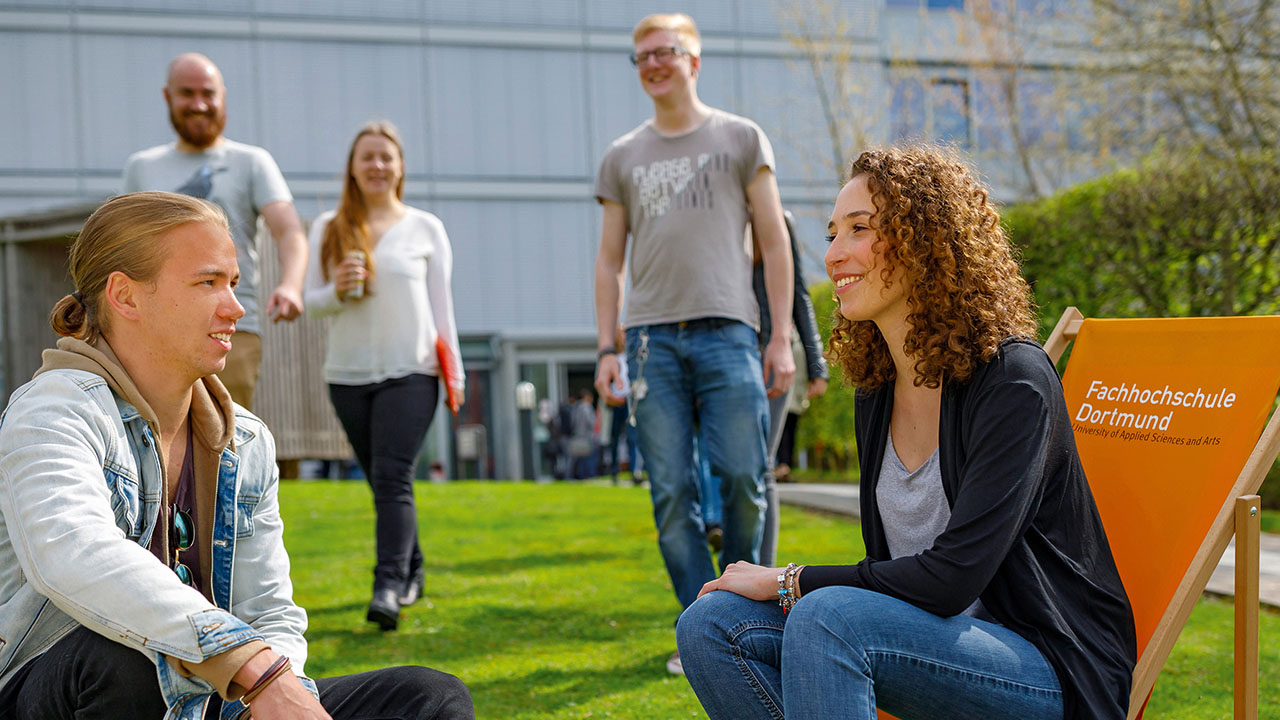 Studieren, das ist mehr als Vorlesung, Seminar und Prüfung. Der Austausch auf dem Campus ist wichtig. Dabei entstehen die besten Ideen.