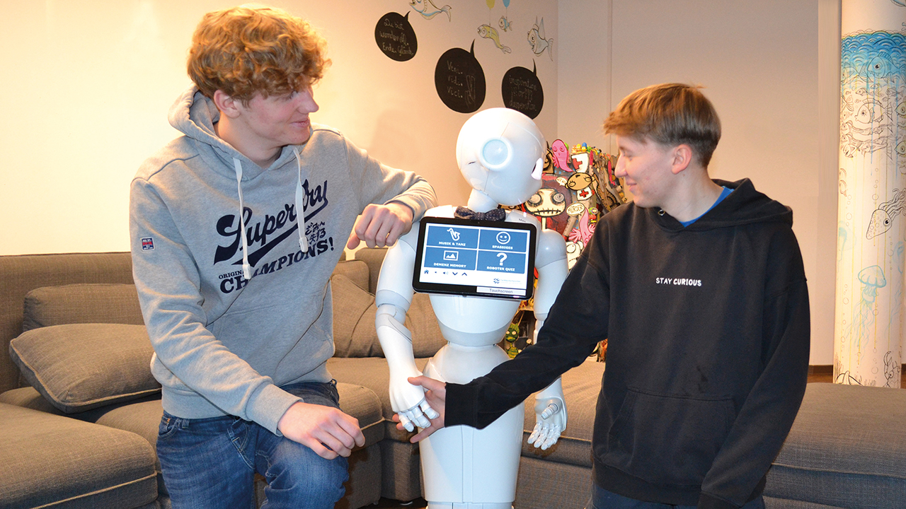 Zwei Studierende mit einem Robotermodell