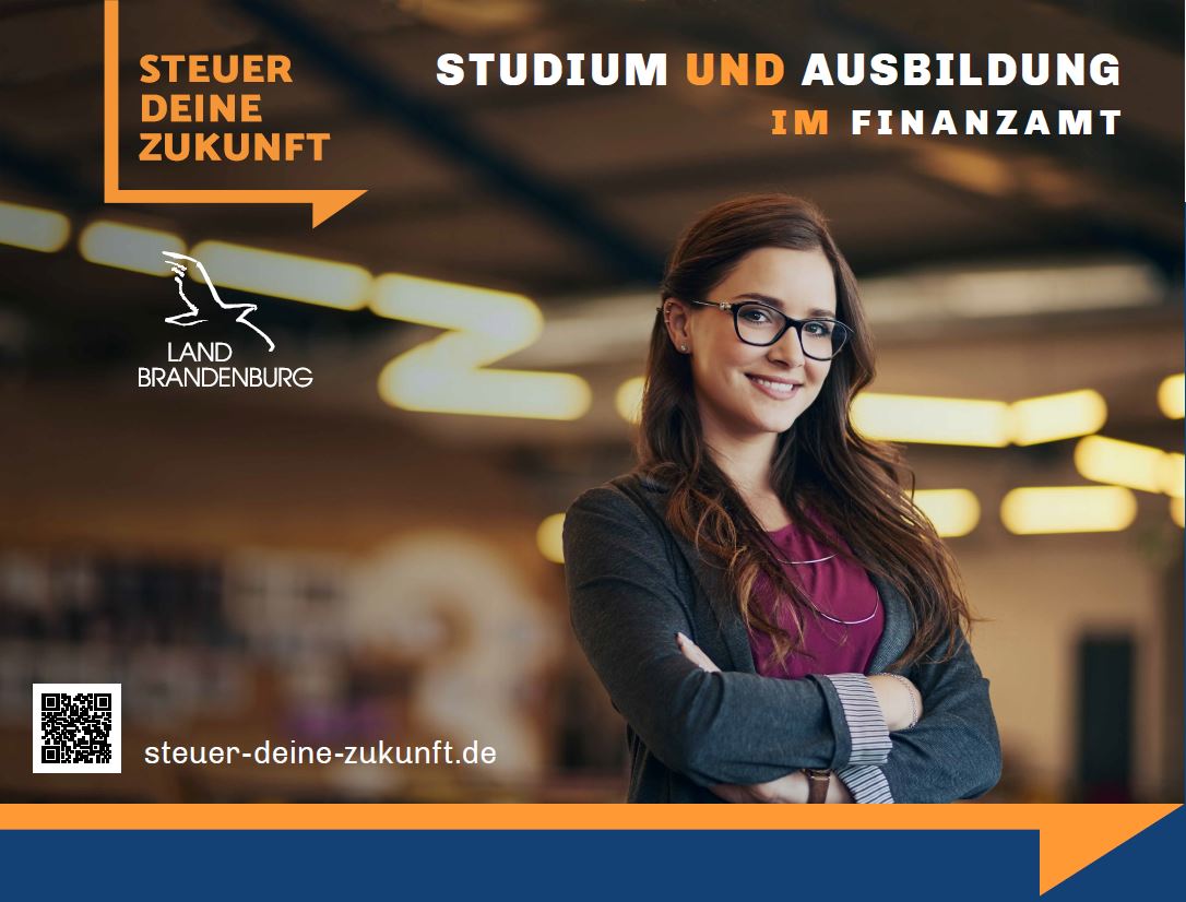 Person verschränkt die Arme und lächelt. Darüber steht in oranger bzw. weißer Schrift " STUDIUM UND AUSBILDUNG IM FINANZAMT"