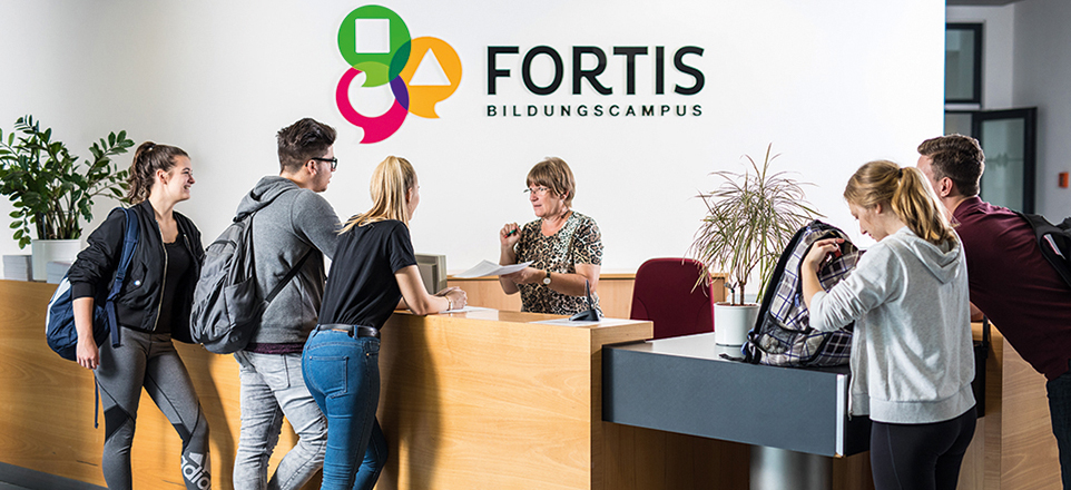 Empfangstresen des FORTIS Bildungscampus mit mehreren Schüler/innen