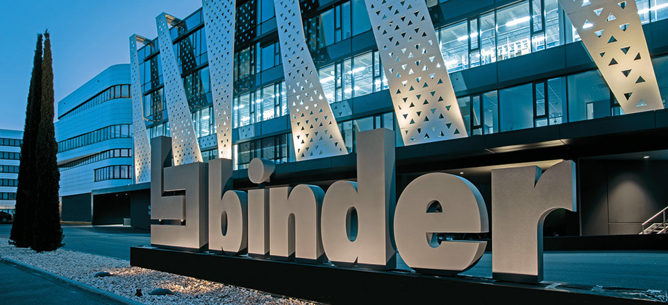 Firmensitz der Franz Binder GmbH & Co. Elektrische Bauelemente KG mit dem Schriftzug binder im Vordergrund.
