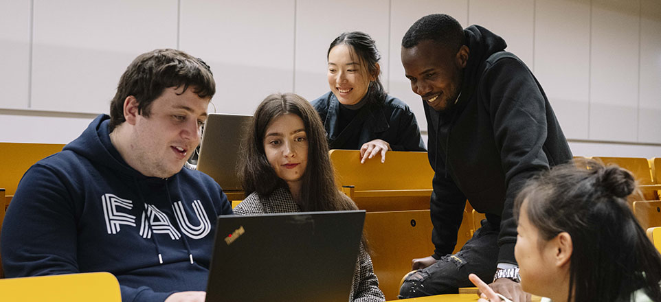 Studiengruppe im Hörsaal