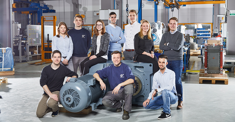 Gruppenbild der Aubis in der Produktionshalle