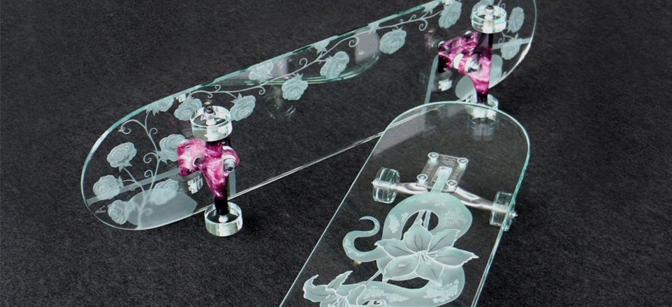 Zwei Skateboards aus Glas mit Blumen verziert