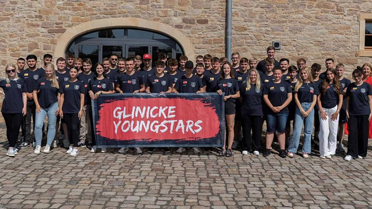 Gruppenbild der Azubis mit Glinicke-Youngstars-Banner