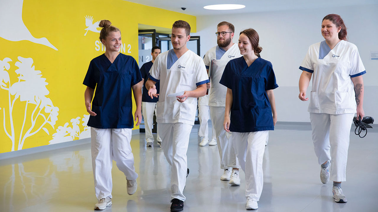 Medizinisches Personal geht einen Korridor im Gesundheitszentrum entlang.