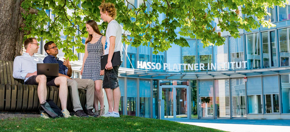 Vier Personen vor dem Hasso-Plattner-Institut.