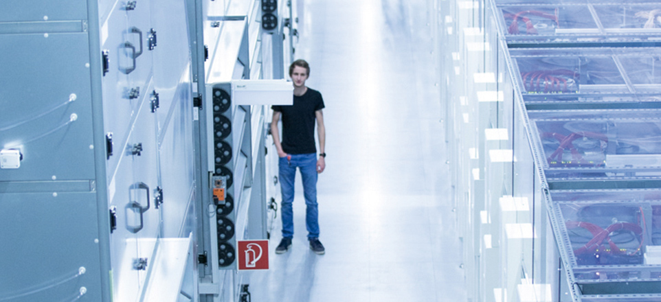 Mitarbeiter in einem der hochmodernen und energieeffizienten DataCenter-Parks.