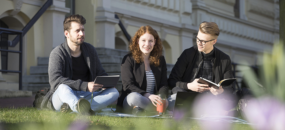 Drei Studierende auf dem Campus