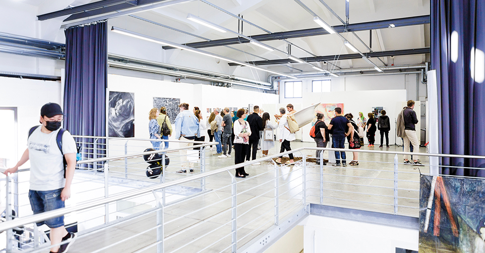 Menschen in einer Galerie