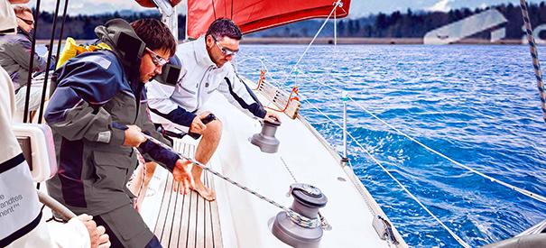 2 Menschen auf einem Segelboot