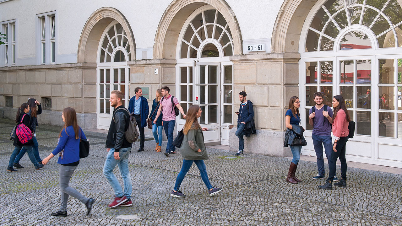 Studierende vor dem Eingang der Hochschule für Wirtschaft und Recht Berlin 