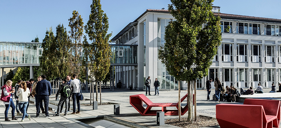 Studierende auf dem Campus der Hochschule Landshut bei schönem Wetter