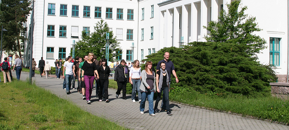 Studierende vor der Hochschule Meißen (FH) und Fortbildungszentrum