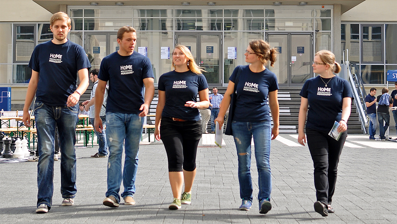 Gruppe Studiernede vor Unigebäude