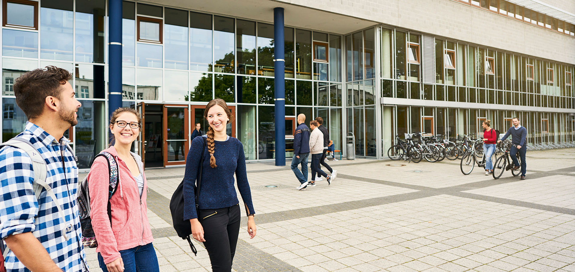 Studierende vor der Hochschule Stralsund