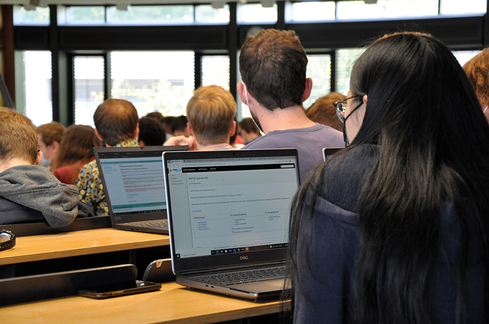 Studierende mit Laptop im Hörsaal
